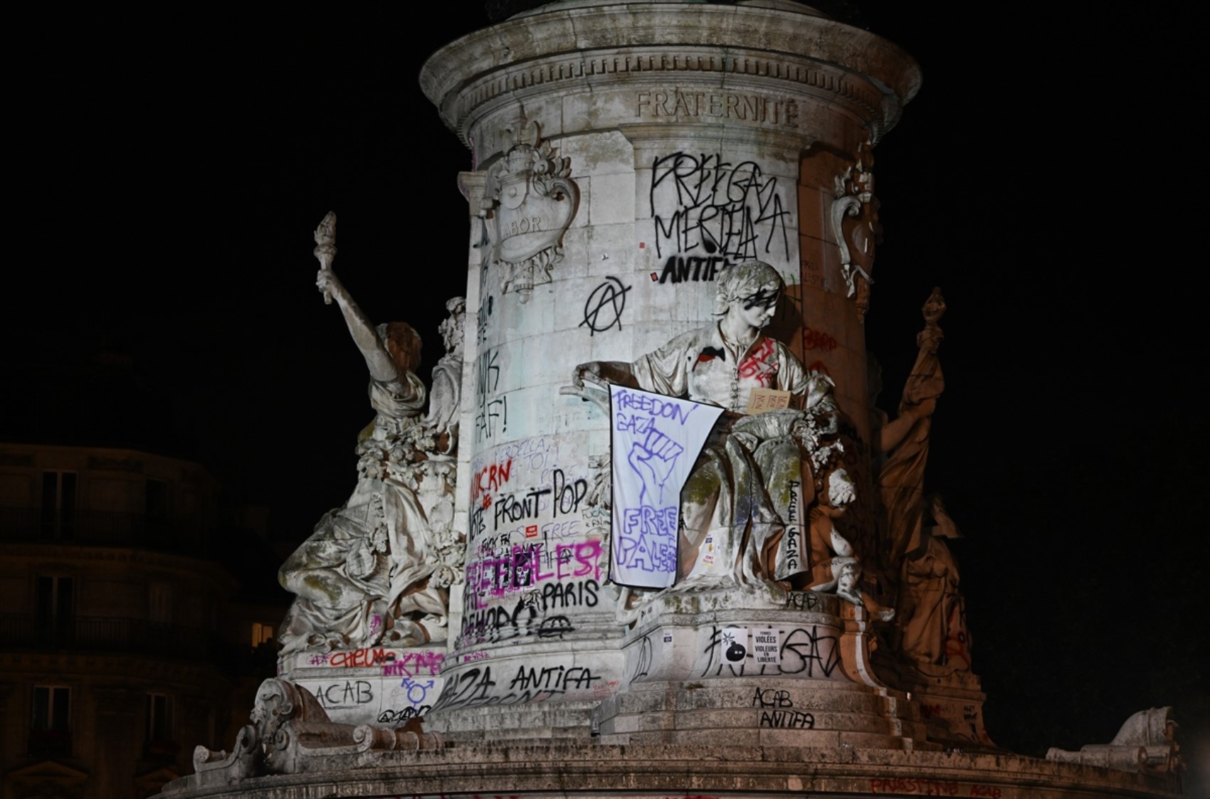 Paris sokakları karıştı: Polisten aşırı sağ karşıtlarına biber gazıyla müdahale