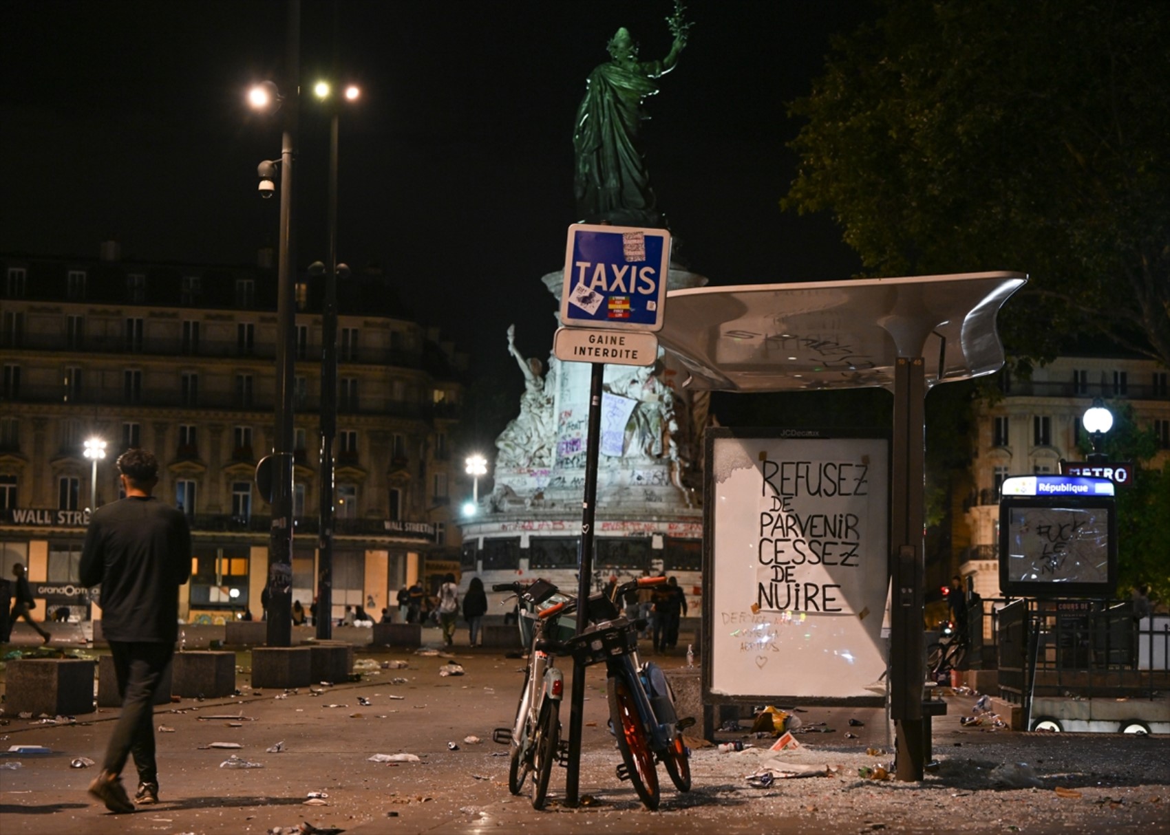 Paris sokakları karıştı: Polisten aşırı sağ karşıtlarına biber gazıyla müdahale