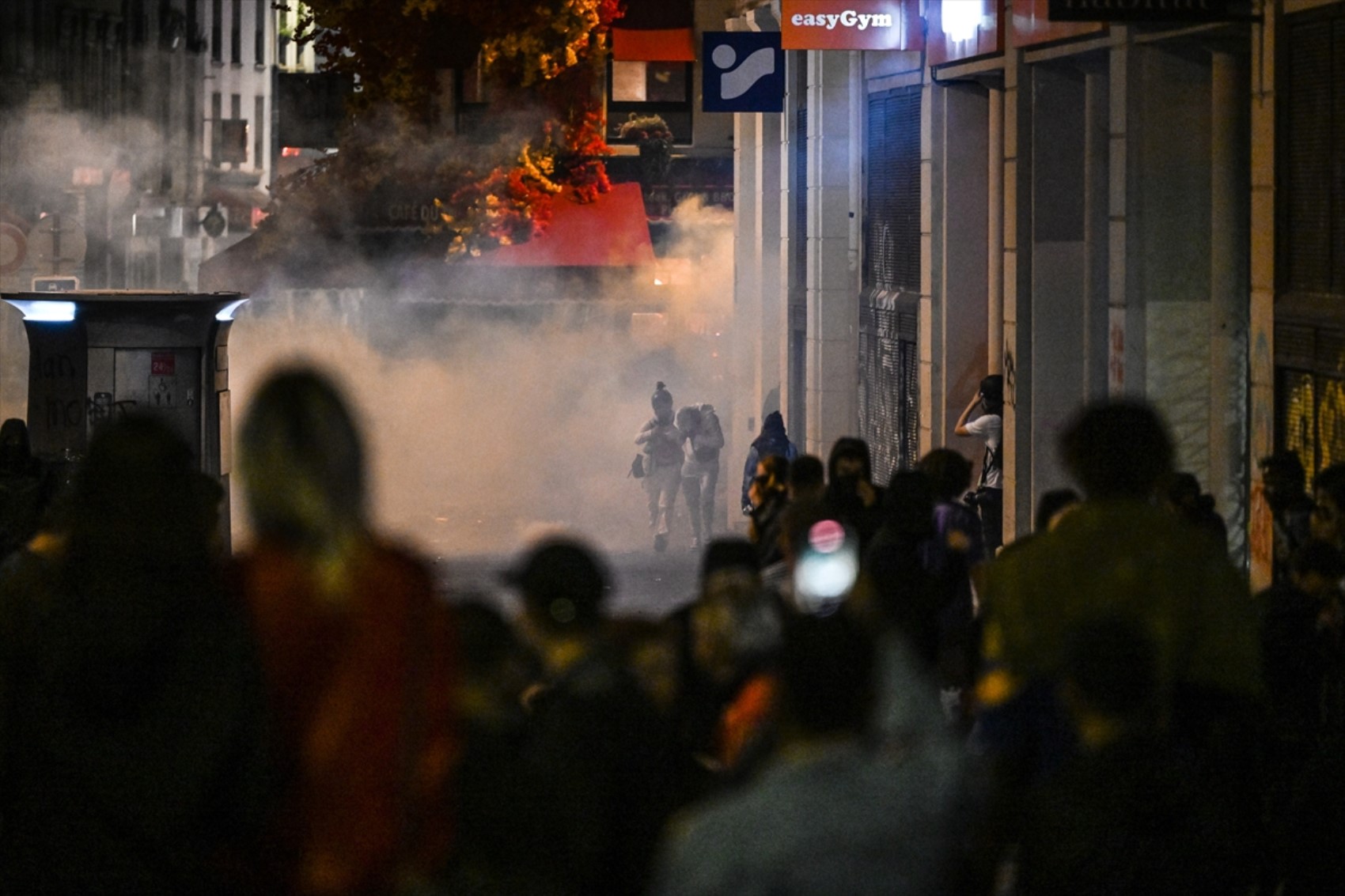 Paris sokakları karıştı: Polisten aşırı sağ karşıtlarına biber gazıyla müdahale