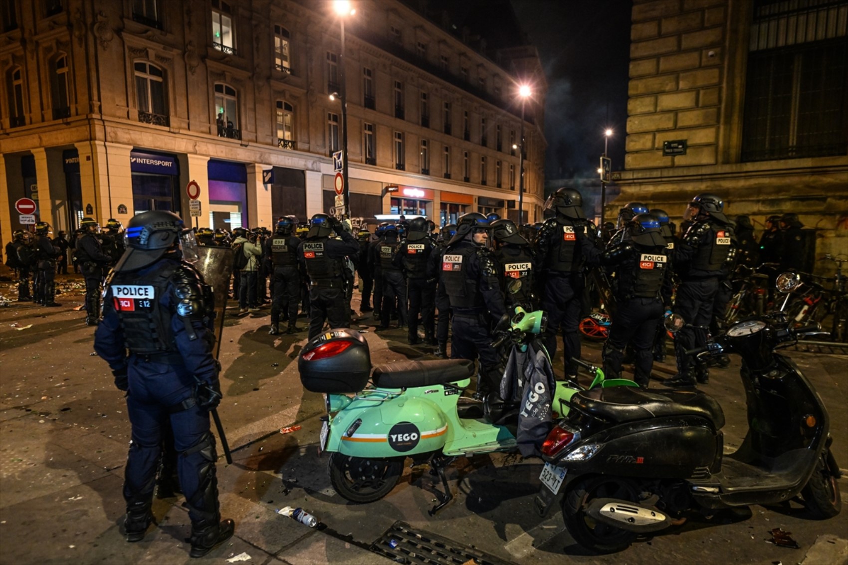 Paris sokakları karıştı: Polisten aşırı sağ karşıtlarına biber gazıyla müdahale