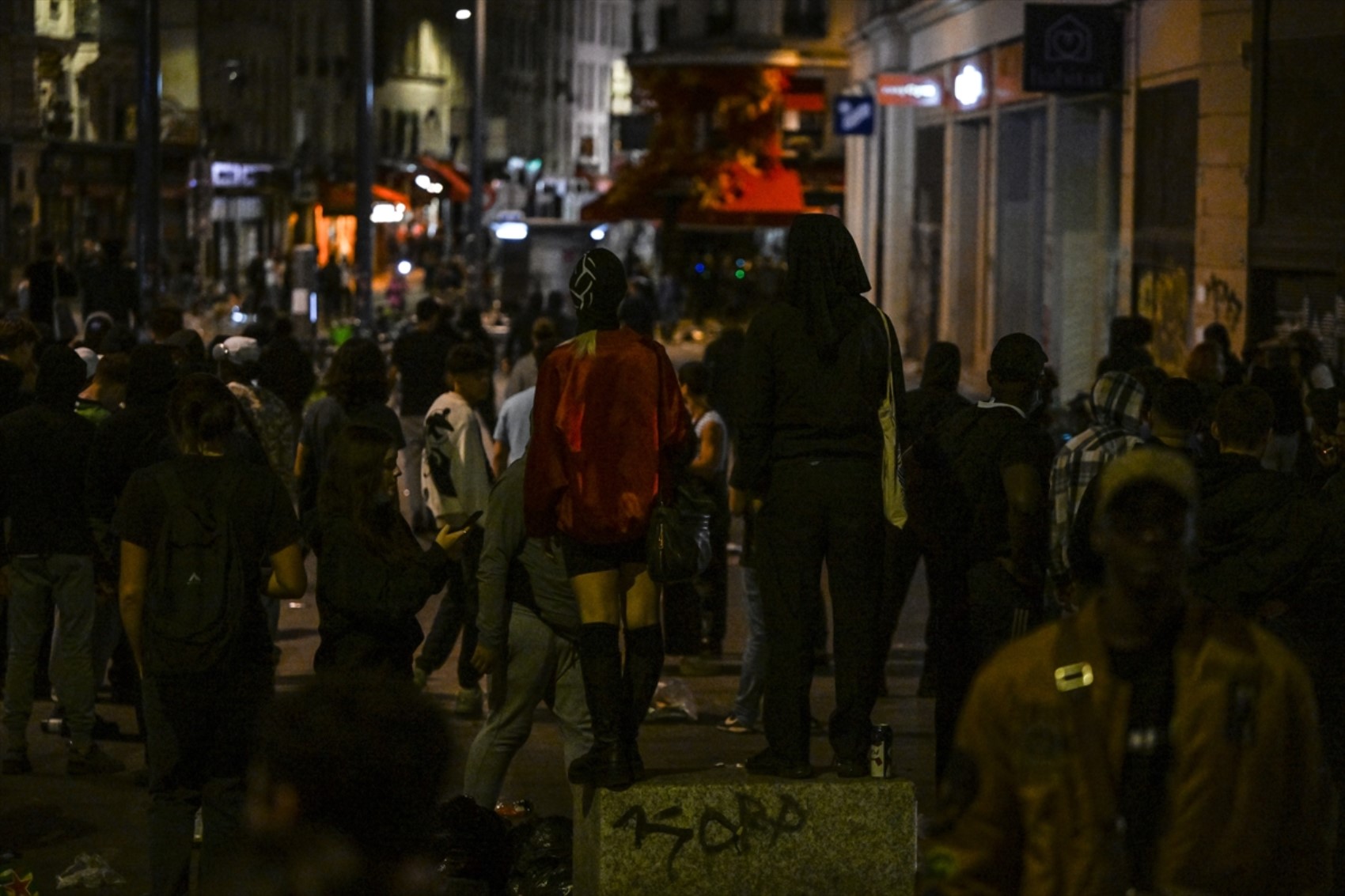 Paris sokakları karıştı: Polisten aşırı sağ karşıtlarına biber gazıyla müdahale