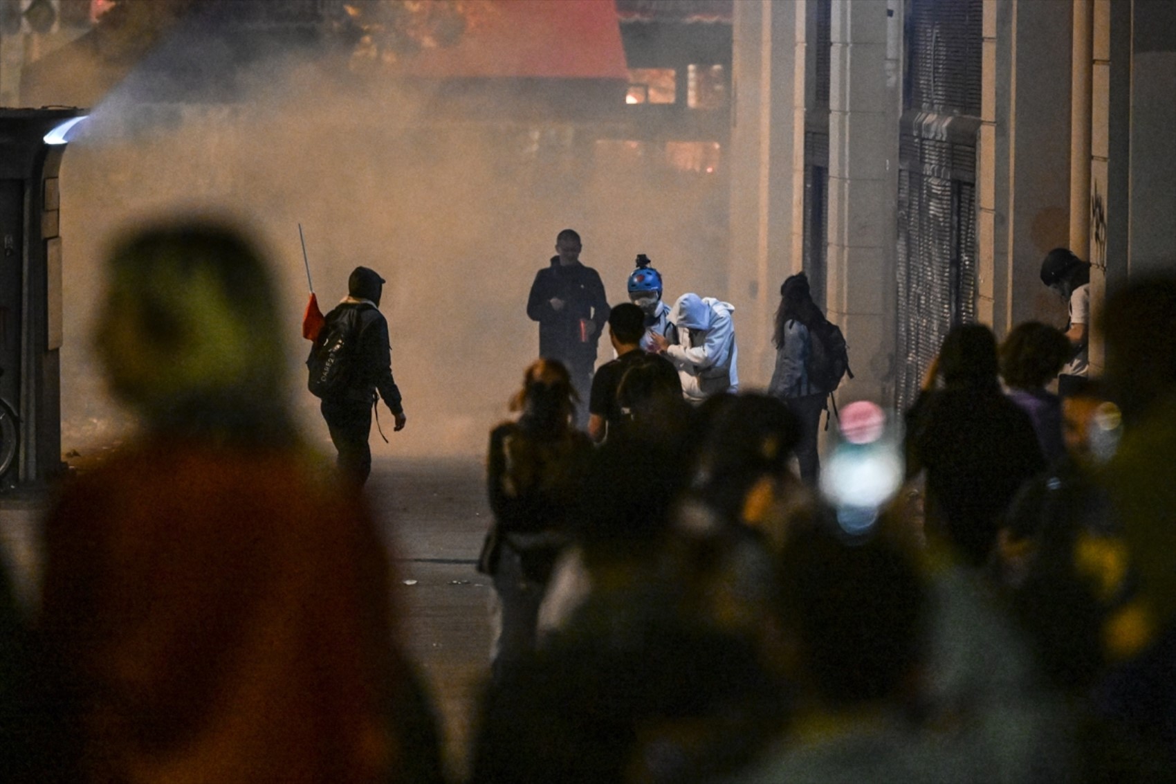 Paris sokakları karıştı: Polisten aşırı sağ karşıtlarına biber gazıyla müdahale