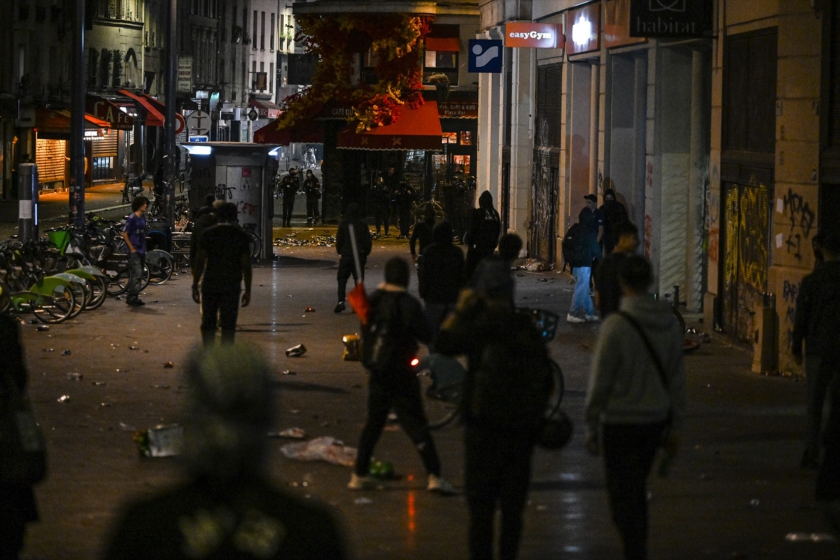 Paris sokakları karıştı: Polisten aşırı sağ karşıtlarına biber gazıyla müdahale