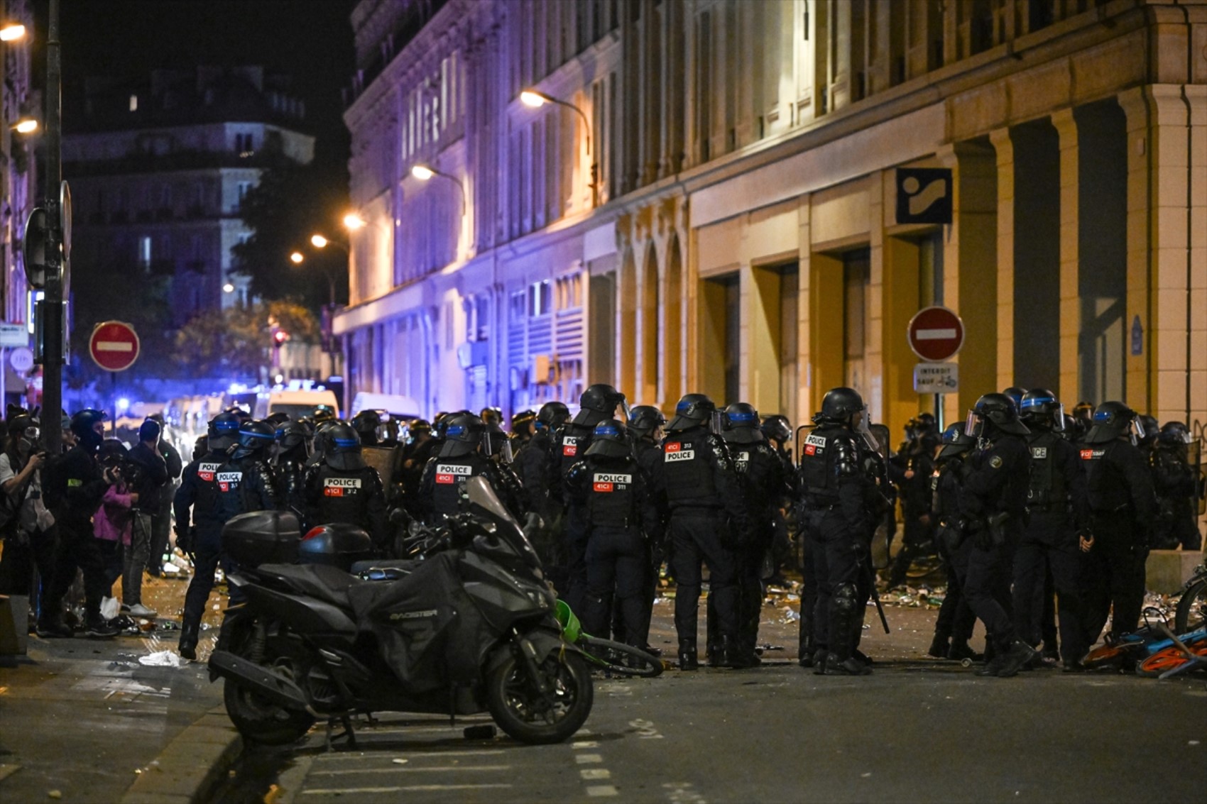 Paris sokakları karıştı: Polisten aşırı sağ karşıtlarına biber gazıyla müdahale