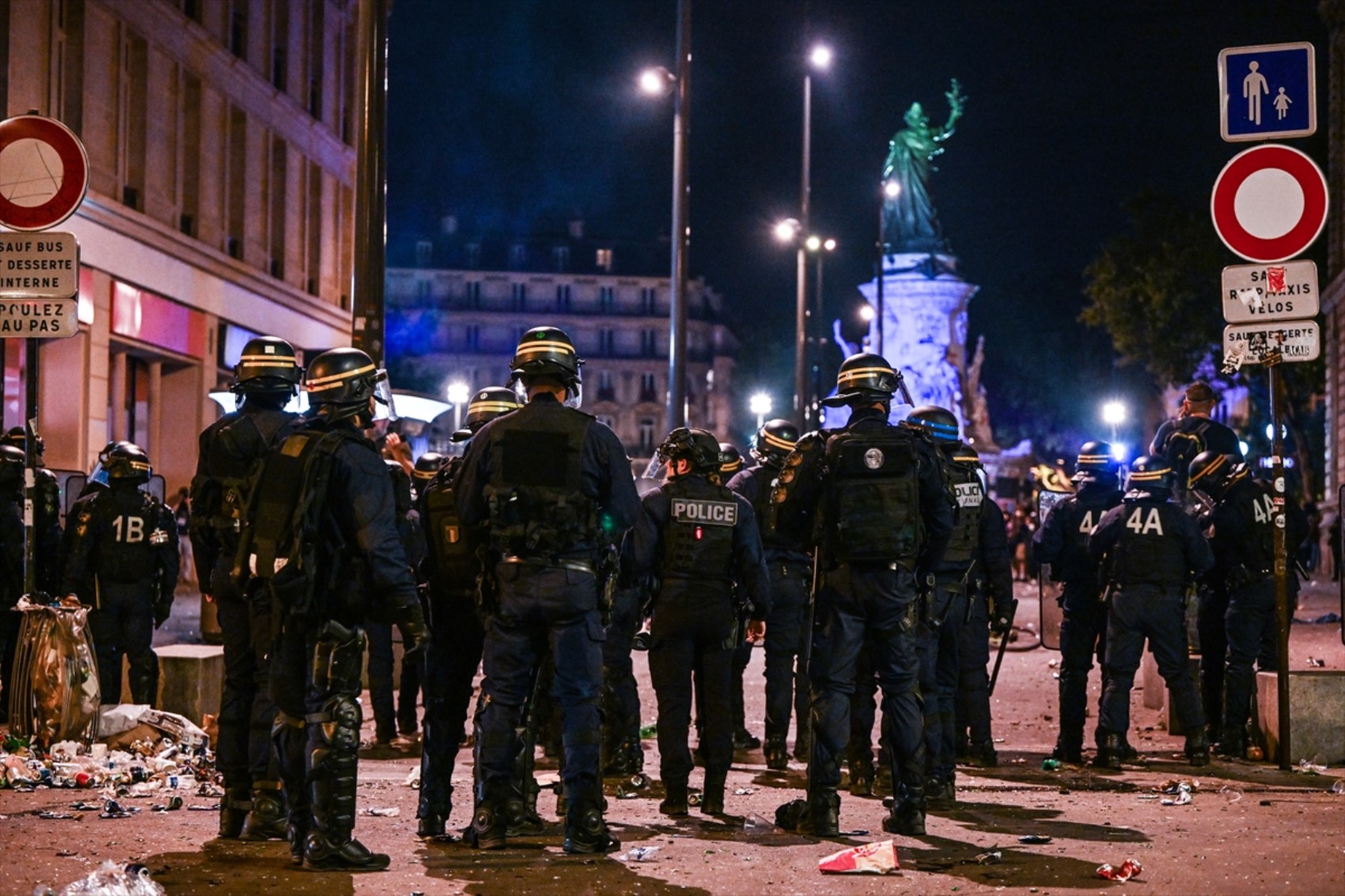 Paris sokakları karıştı: Polisten aşırı sağ karşıtlarına biber gazıyla müdahale