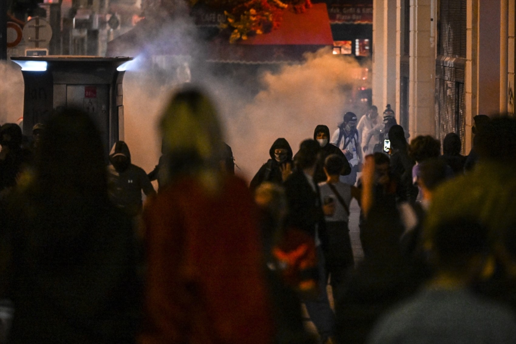 Paris sokakları karıştı: Polisten aşırı sağ karşıtlarına biber gazıyla müdahale