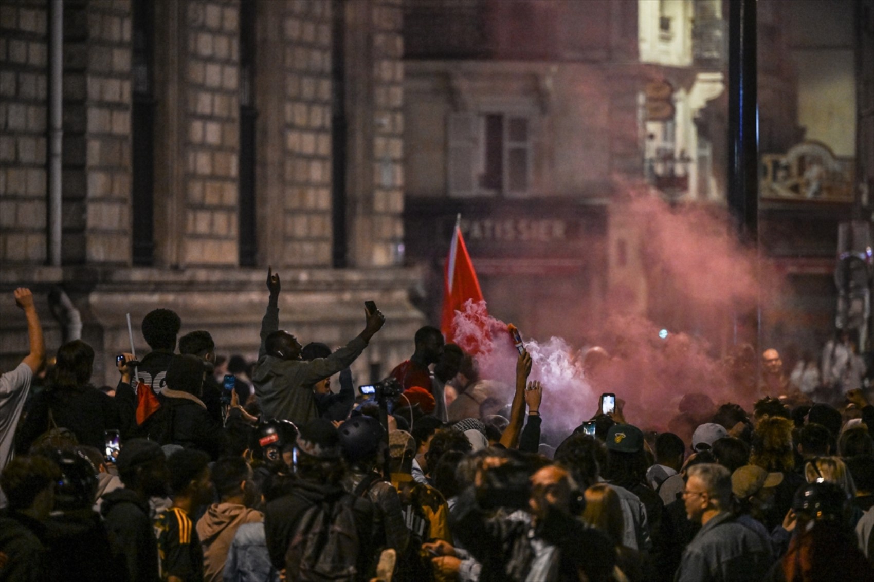 Paris sokakları karıştı: Polisten aşırı sağ karşıtlarına biber gazıyla müdahale