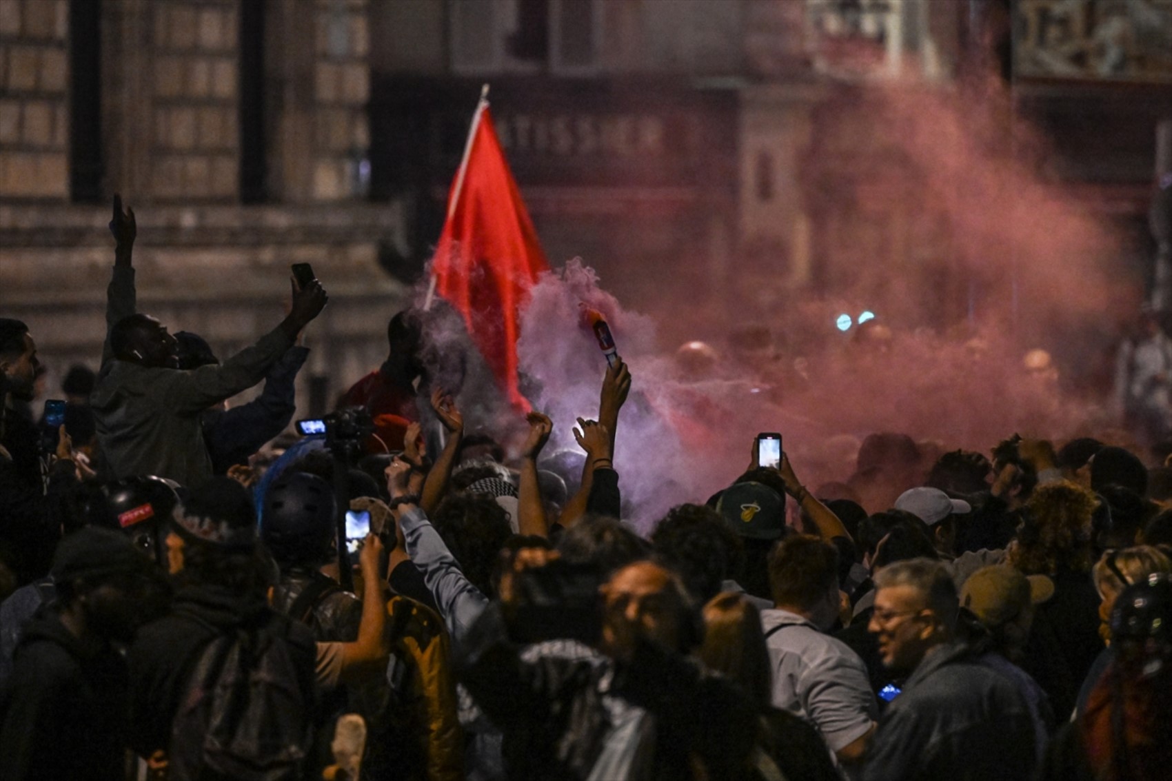 Paris sokakları karıştı: Polisten aşırı sağ karşıtlarına biber gazıyla müdahale