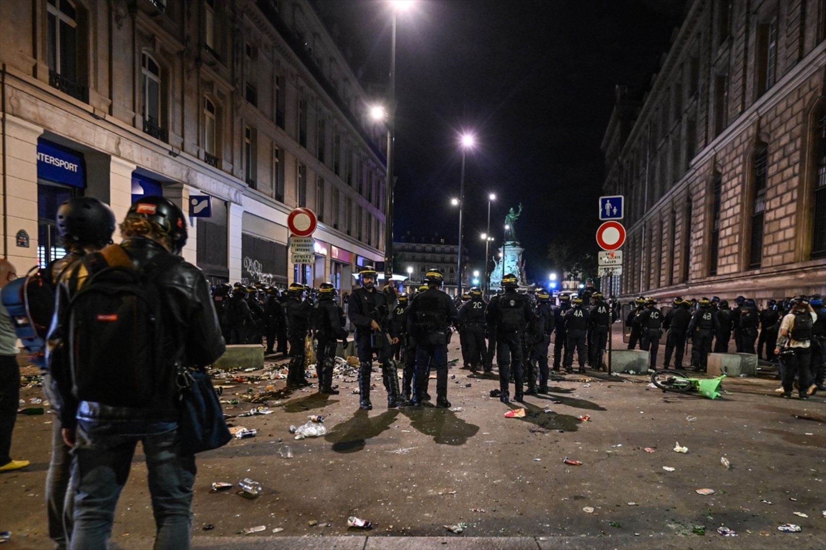 Paris sokakları karıştı: Polisten aşırı sağ karşıtlarına biber gazıyla müdahale