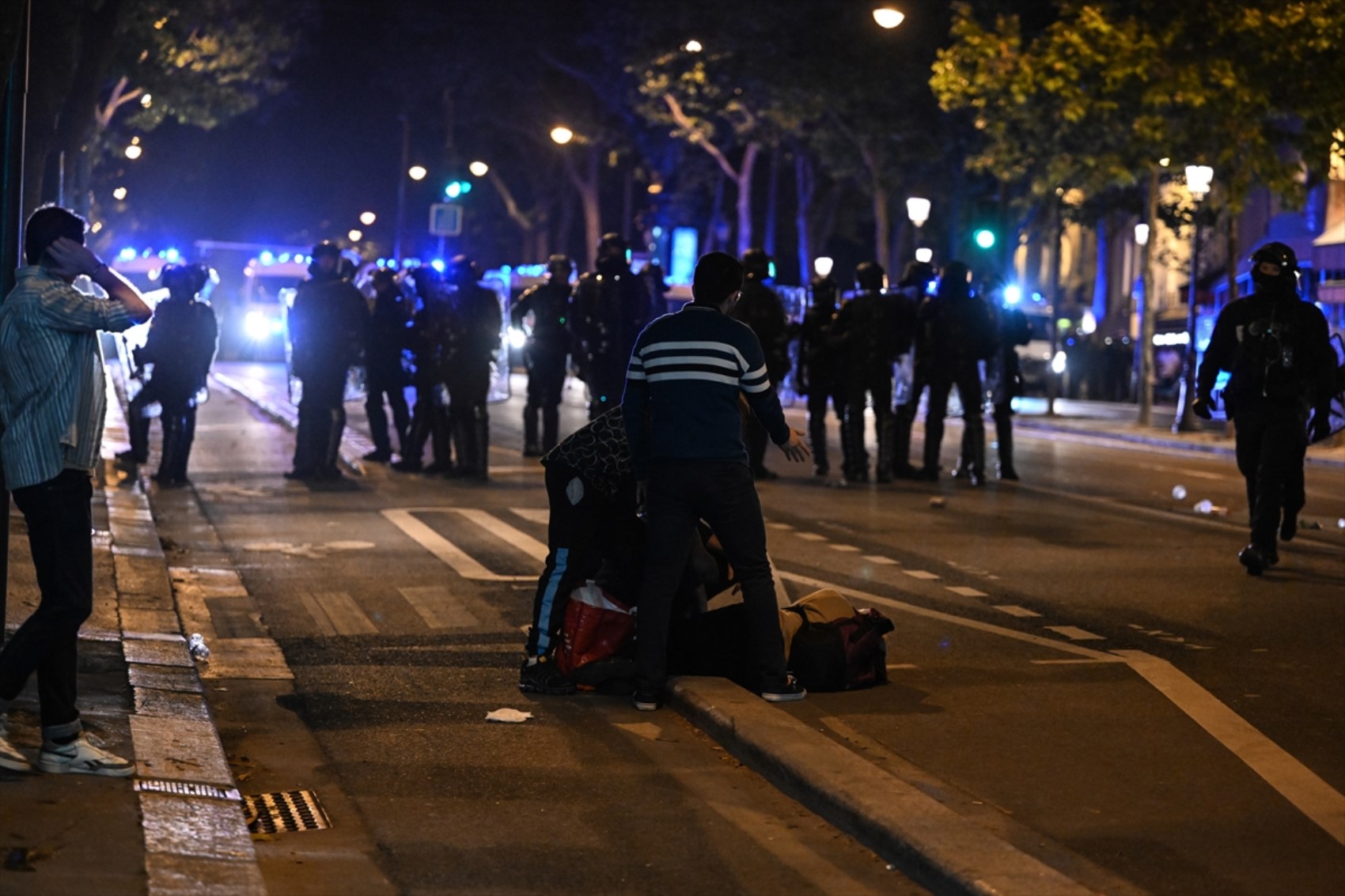 Paris sokakları karıştı: Polisten aşırı sağ karşıtlarına biber gazıyla müdahale