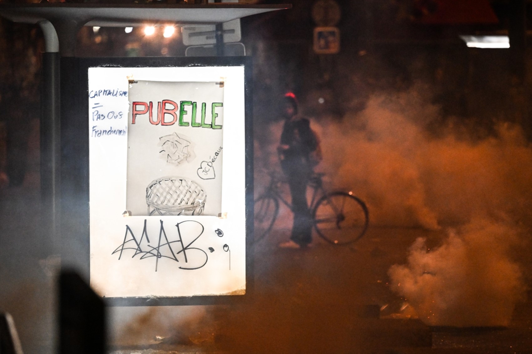 Paris sokakları karıştı: Polisten aşırı sağ karşıtlarına biber gazıyla müdahale