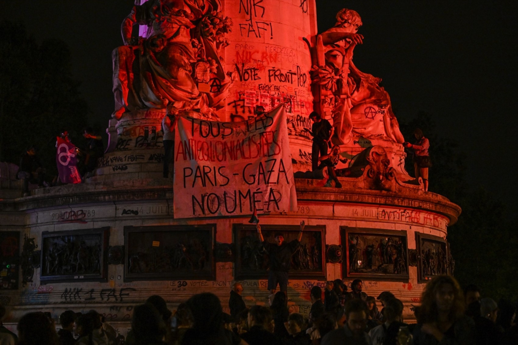 Paris sokakları karıştı: Polisten aşırı sağ karşıtlarına biber gazıyla müdahale