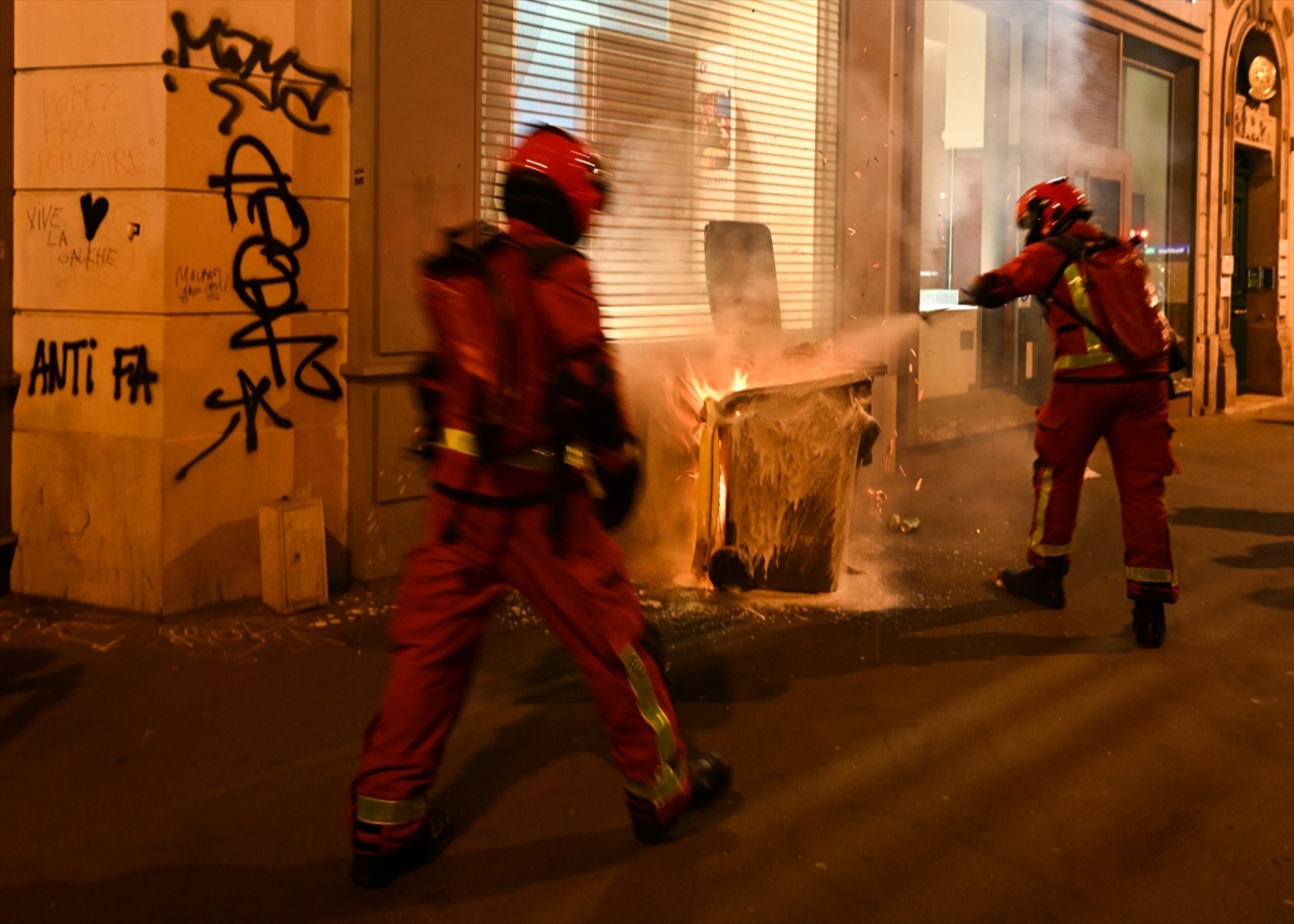 Paris sokakları karıştı: Polisten aşırı sağ karşıtlarına biber gazıyla müdahale