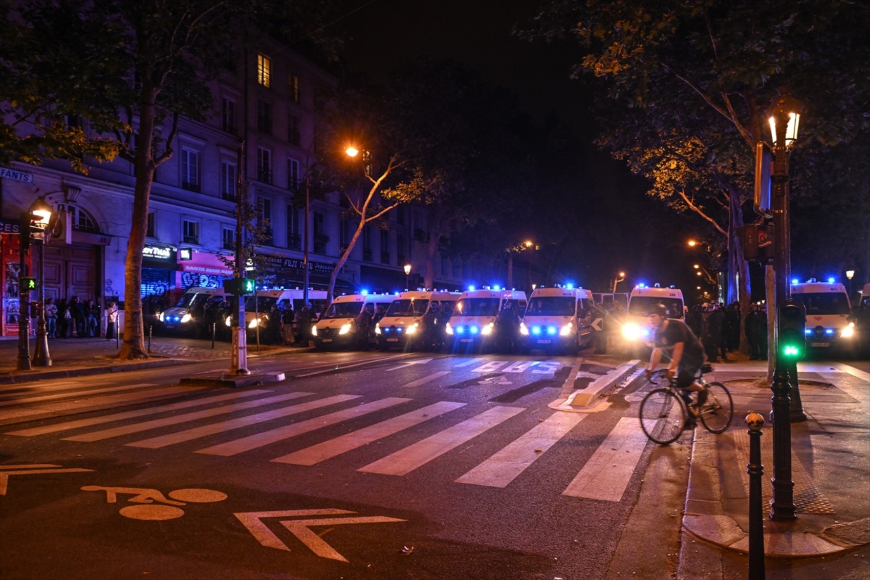 Paris sokakları karıştı: Polisten aşırı sağ karşıtlarına biber gazıyla müdahale