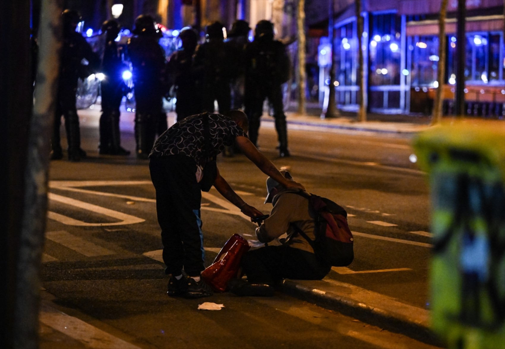 Paris sokakları karıştı: Polisten aşırı sağ karşıtlarına biber gazıyla müdahale