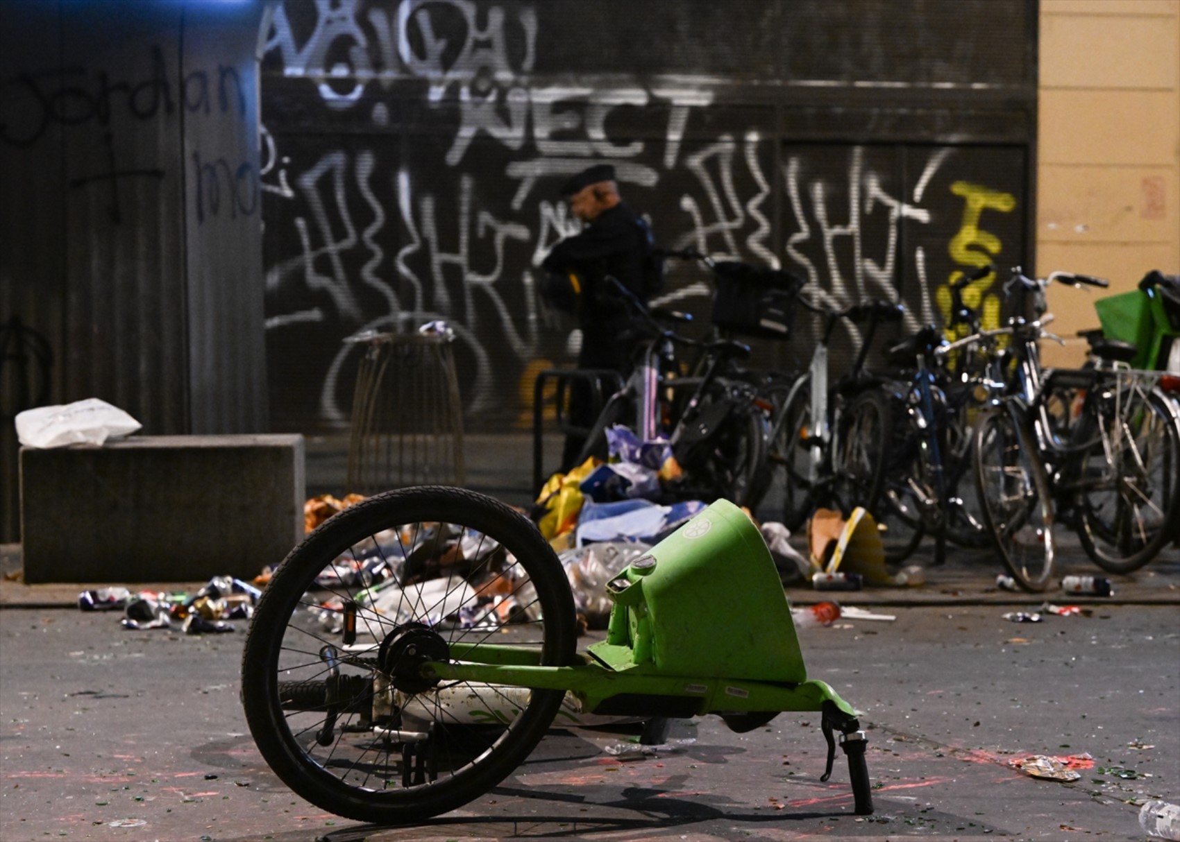 Paris sokakları karıştı: Polisten aşırı sağ karşıtlarına biber gazıyla müdahale