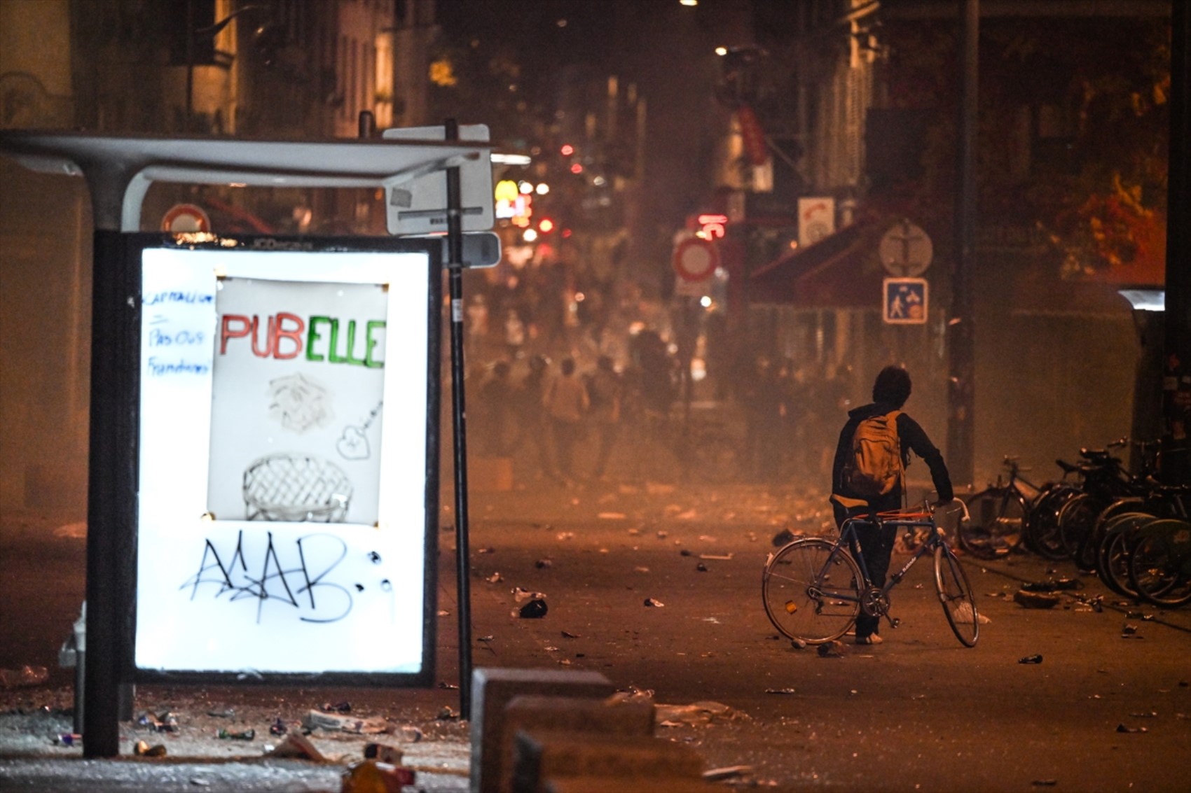 Paris sokakları karıştı: Polisten aşırı sağ karşıtlarına biber gazıyla müdahale