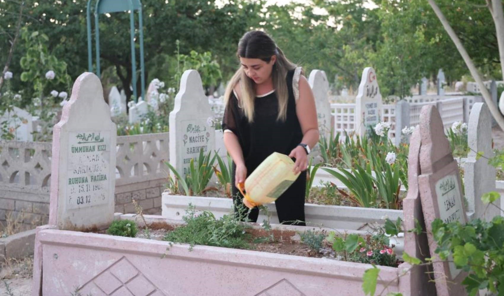 32 yıl sonra kendi mezarını buldu: Bir günlükken cami avlusuna bırakılmış