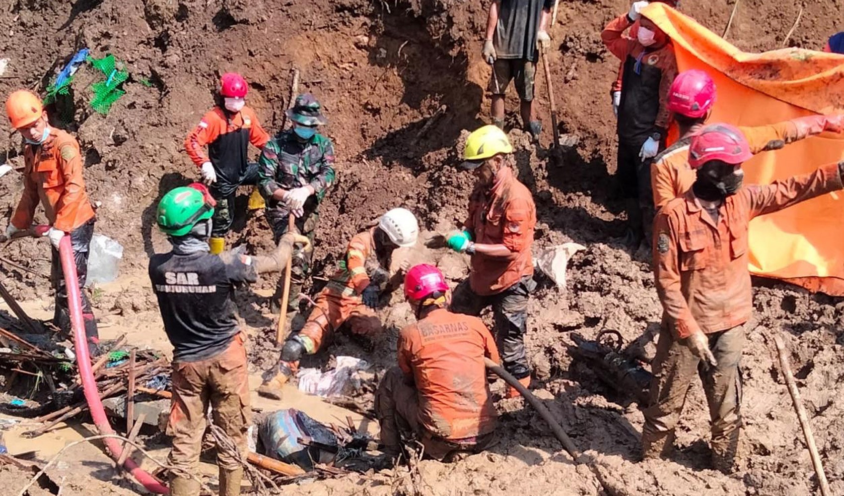 Altın madenindeki toprak kaymasında 10 kişi öldü