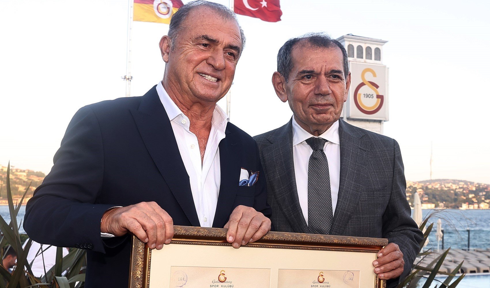 Fatih Terim 'ilk imzanın' 50. yılını kutladı