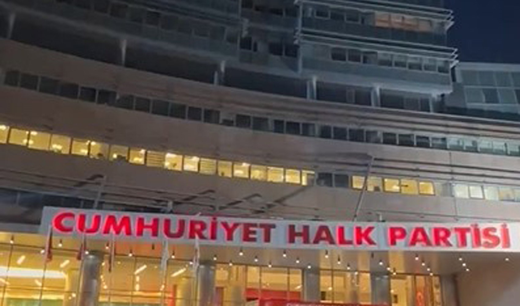 Özgür Özel'in çağrısı sonrası CHP Genel Merkezi'nde ışıklar yanıp söndü