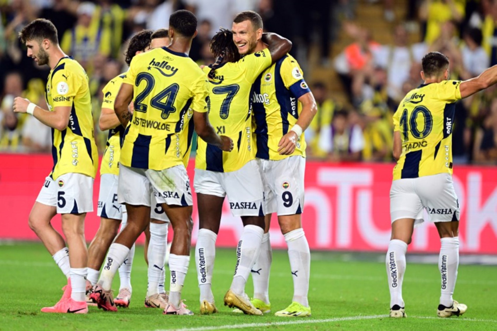 Maç sonunda tribünleri selamlamıştı: Fenerbahçe'de beklenen Ferdi Kadıoğlu açıklaması geldi