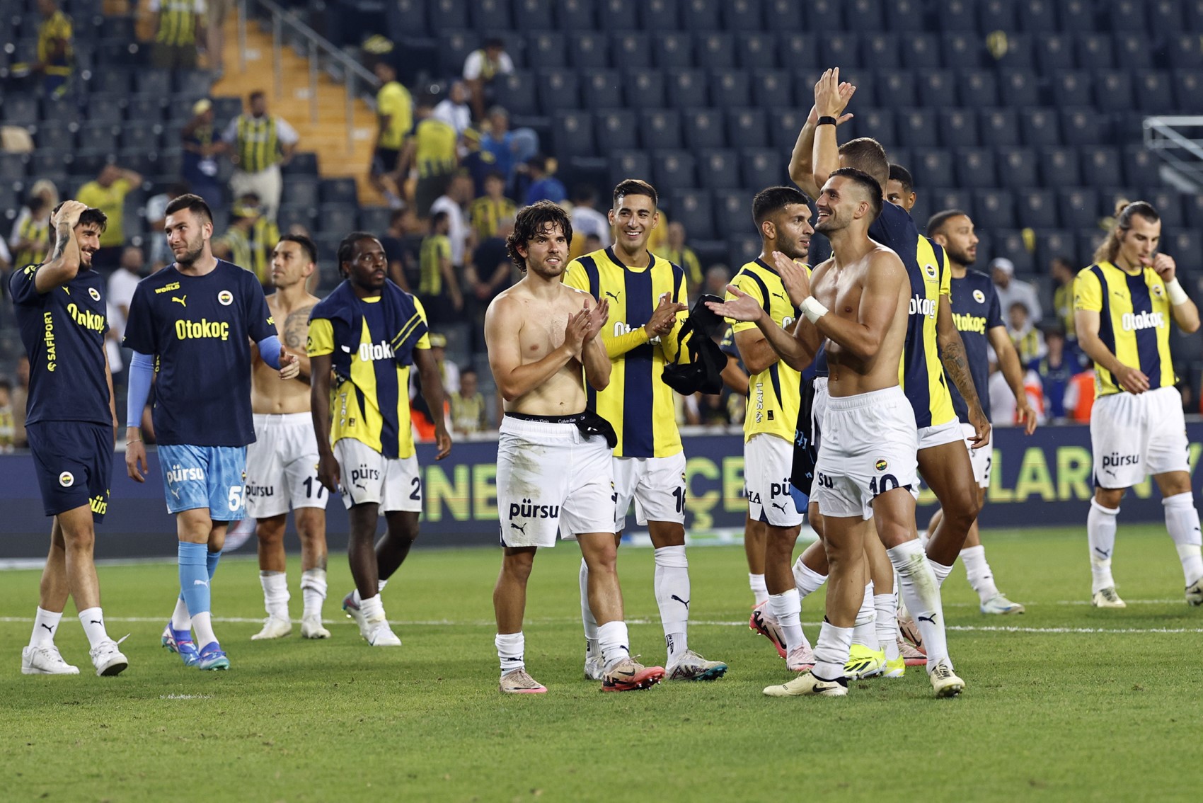 Maç sonunda tribünleri selamlamıştı: Fenerbahçe'de beklenen Ferdi Kadıoğlu açıklaması geldi