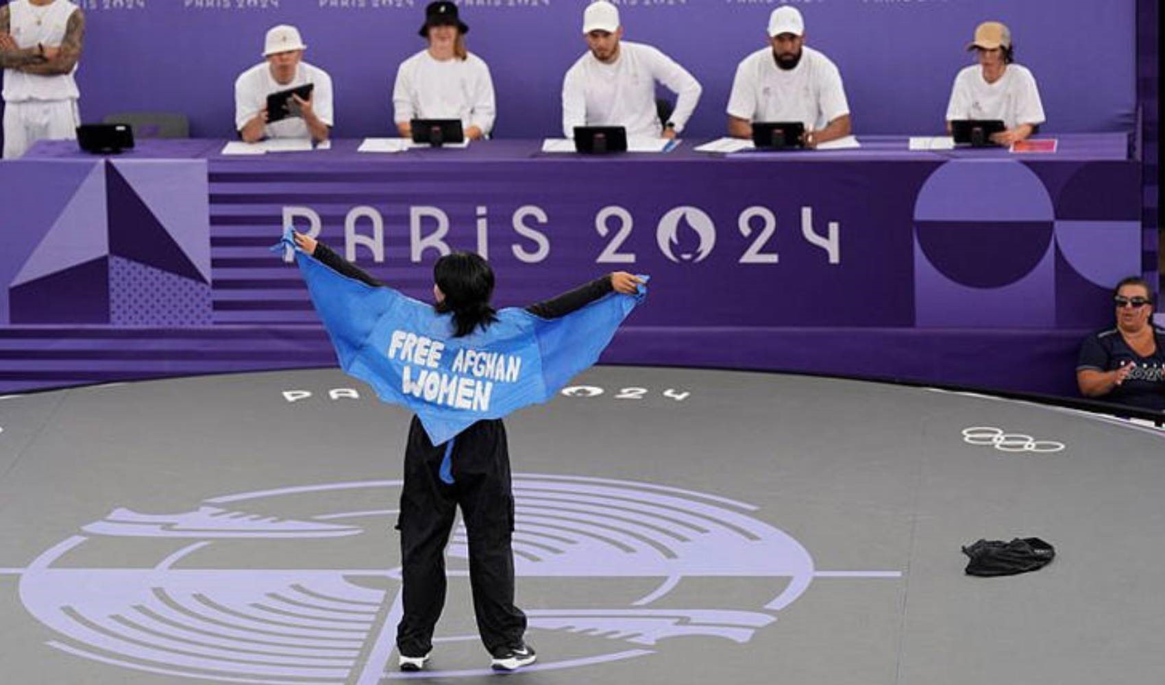 La breakdancer afghana Talash squalificata da Parigi 2024 per un messaggio politico sull'abbigliamento