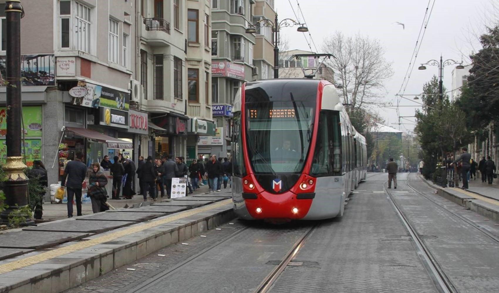 Bir mahallede bina yıkılma tehlikesi: Tramvay seferleri durduruldu