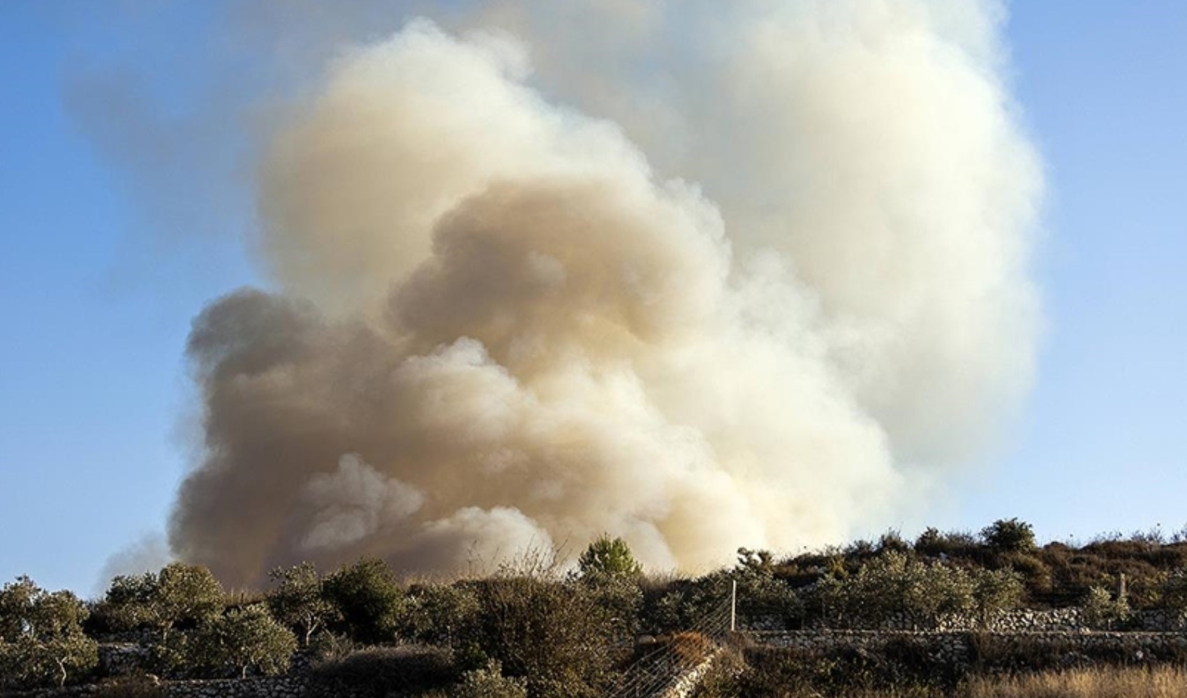 Sale la tensione in Medio Oriente: l'esercito israeliano colpisce il Libano