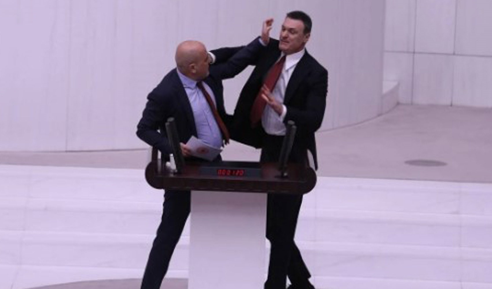 Ahmet Şık ve Alpay Özalan'a kınama cezası