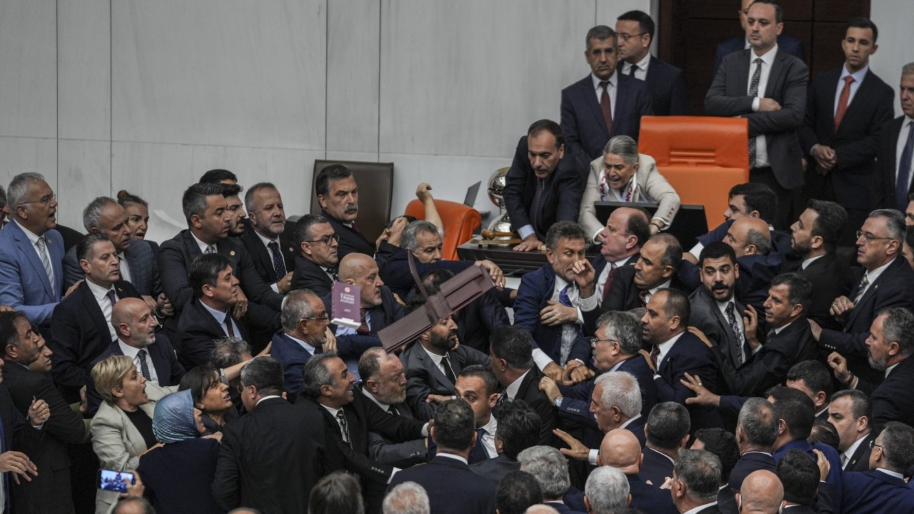 TBMM'de kan aktı: Alpay Özalan’ın Ahmet Şık’a saldırması dünya basınında