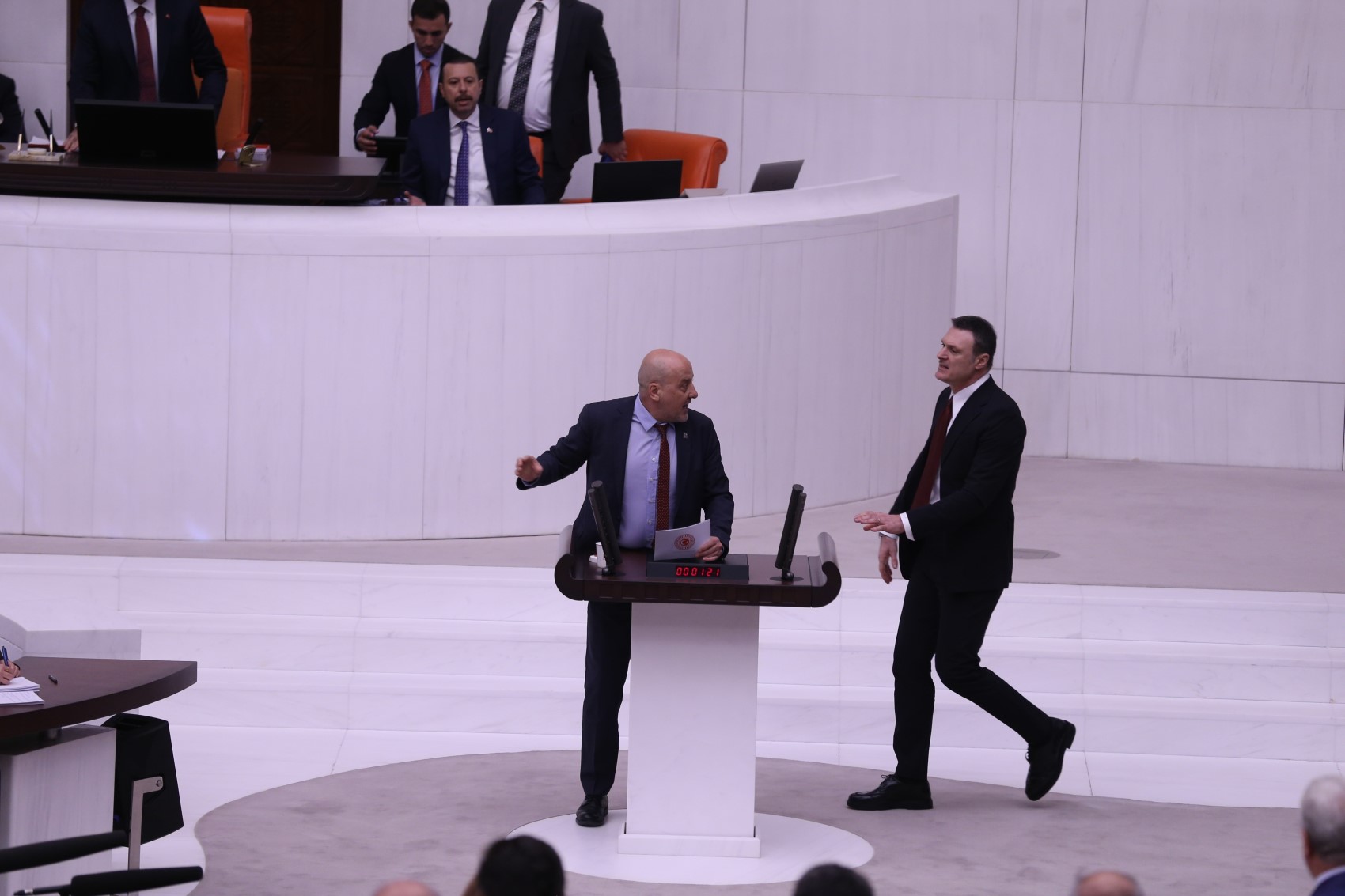 TBMM'de kan aktı: Alpay Özalan’ın Ahmet Şık’a saldırması dünya basınında