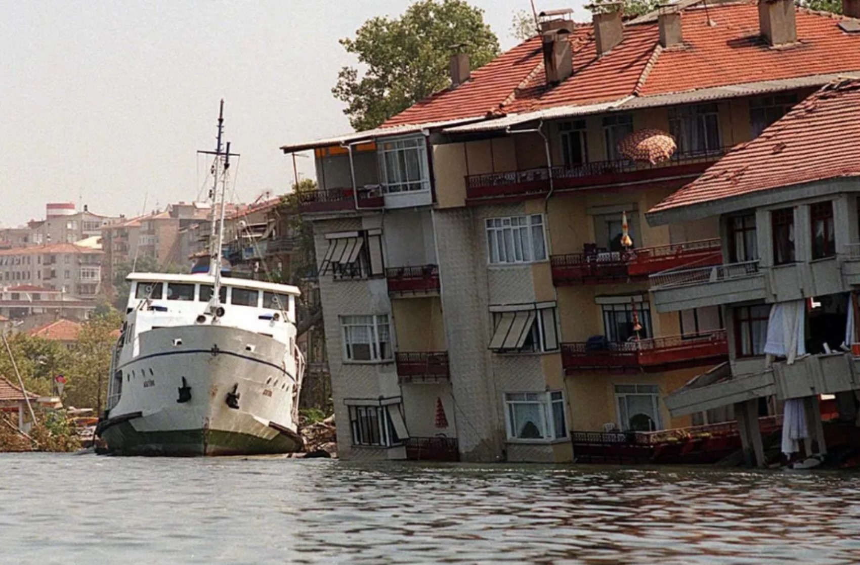 Türkiye'yi sarsan büyük felaket 17 Ağustos'un 25. yıl dönümü... Yıkılan yerlerin şimdiki hali nasıl