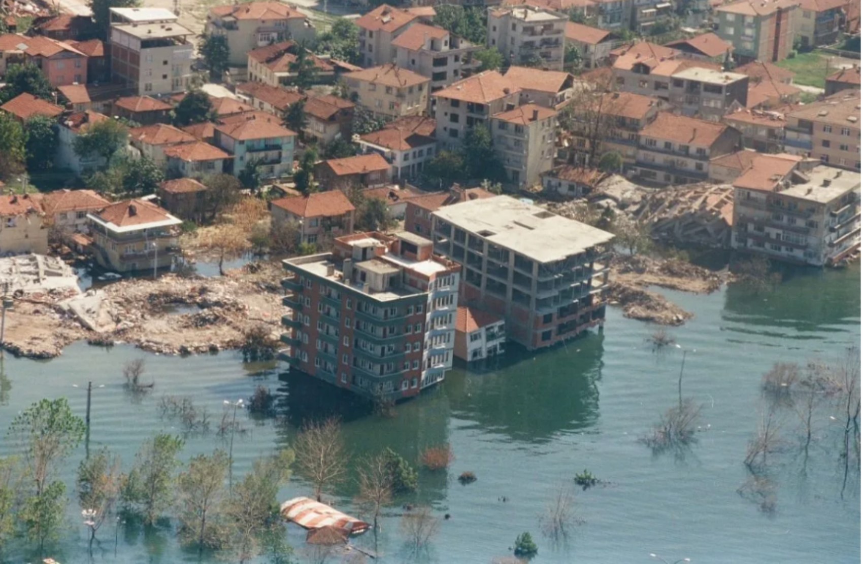 Türkiye'yi sarsan büyük felaket 17 Ağustos'un 25. yıl dönümü... Yıkılan yerlerin şimdiki hali nasıl