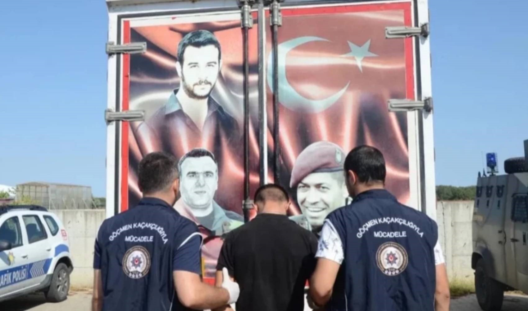 Incredibile a Kırklareli: 67 migranti irregolari scoperti in un tir camuffato con le foto dei martiri