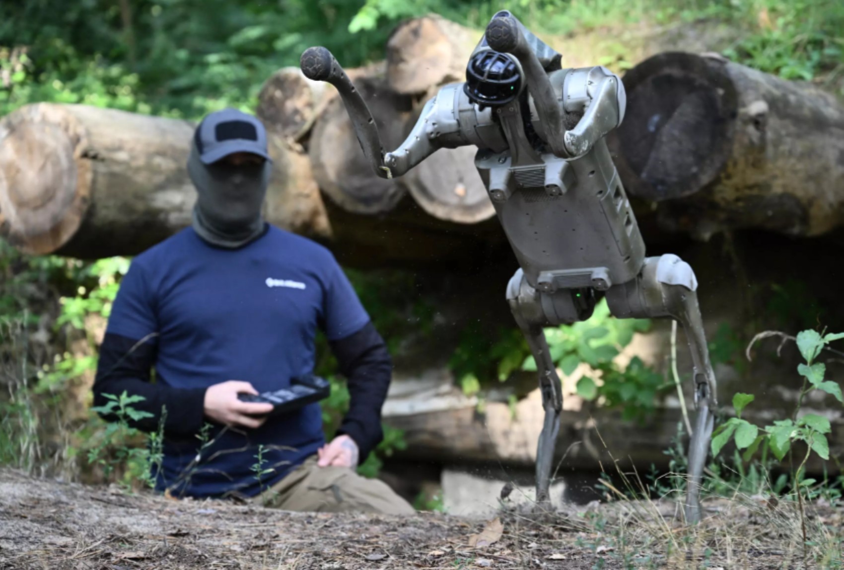 Cephede artık ‘teknoloji’ savaşıyor: Ukrayna ordusu robot köpek kullanmaya başladı