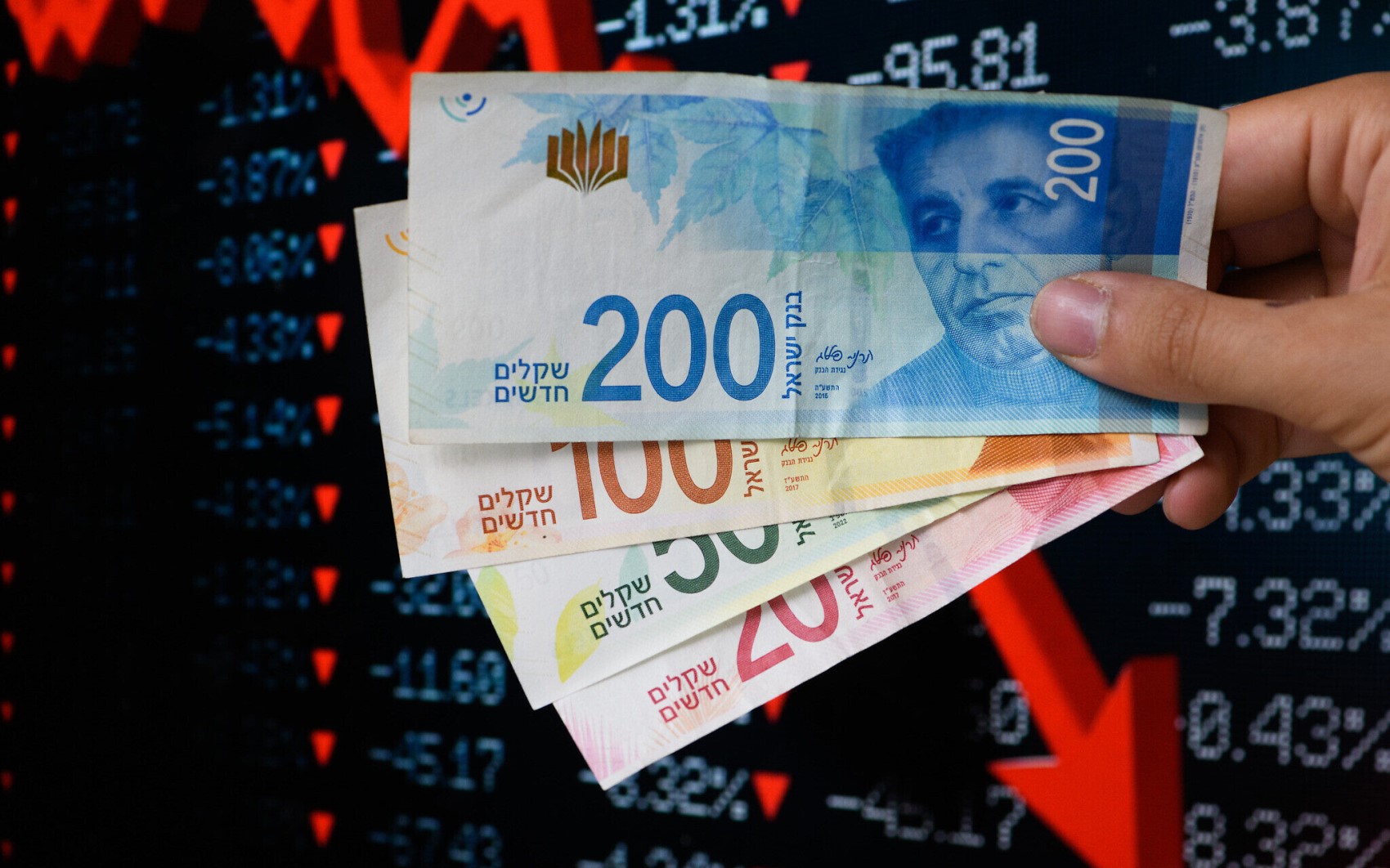 Il dollaro si indebolisce, le valute dei mercati emergenti guadagnano terreno