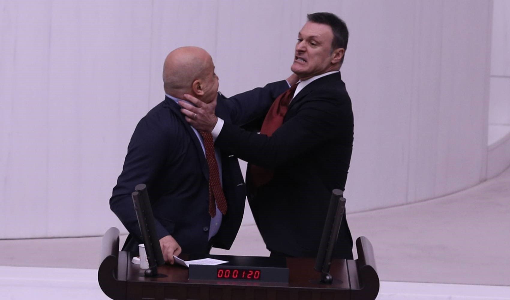 Ahmet Şık'tan Özgür Özel'e: 'Benim dilim kirli değil'