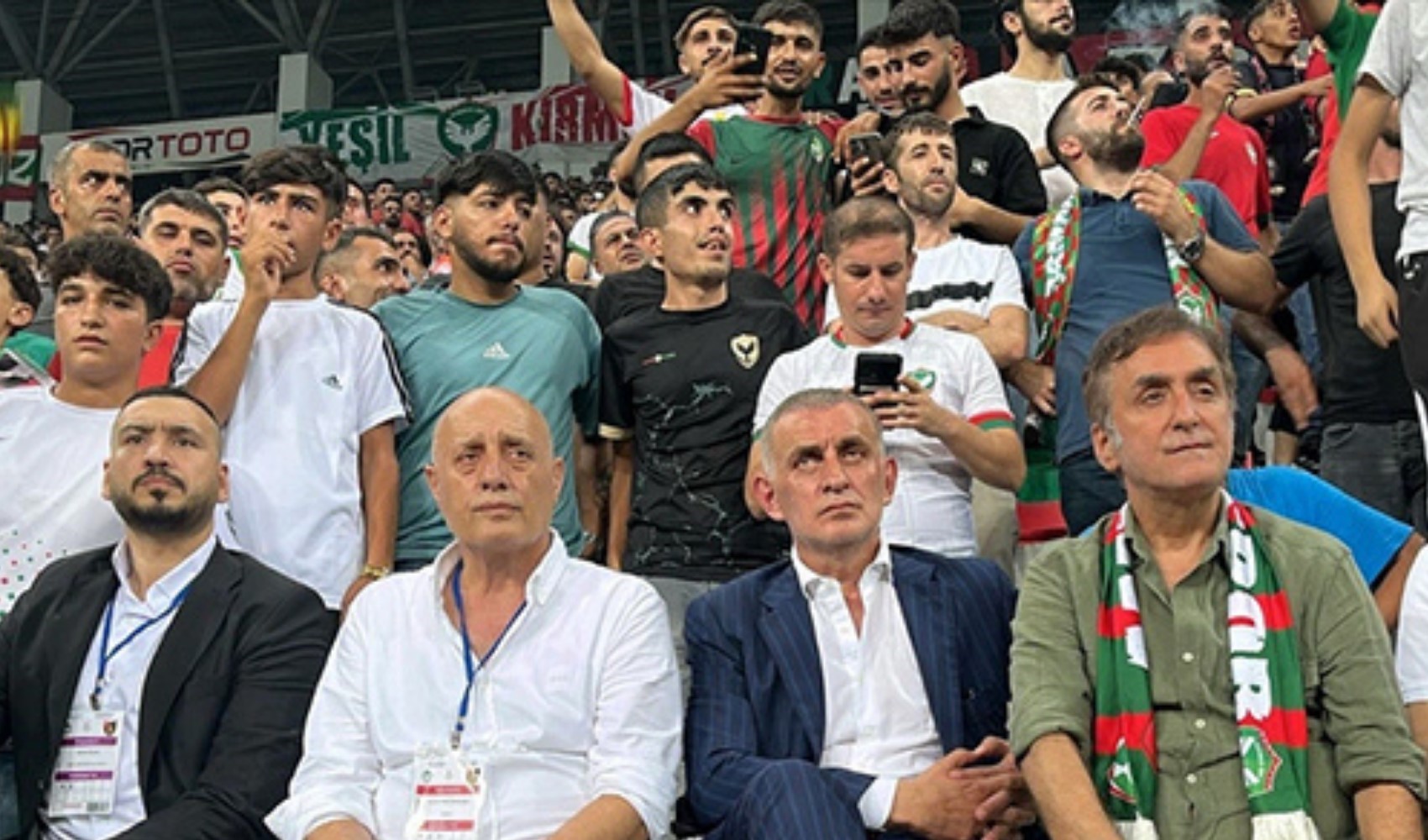 TFF Başkanı İbrahim Hacıosmanoğlu Amedspor-İstanbulspor karşılaşmasını tribünden izledi