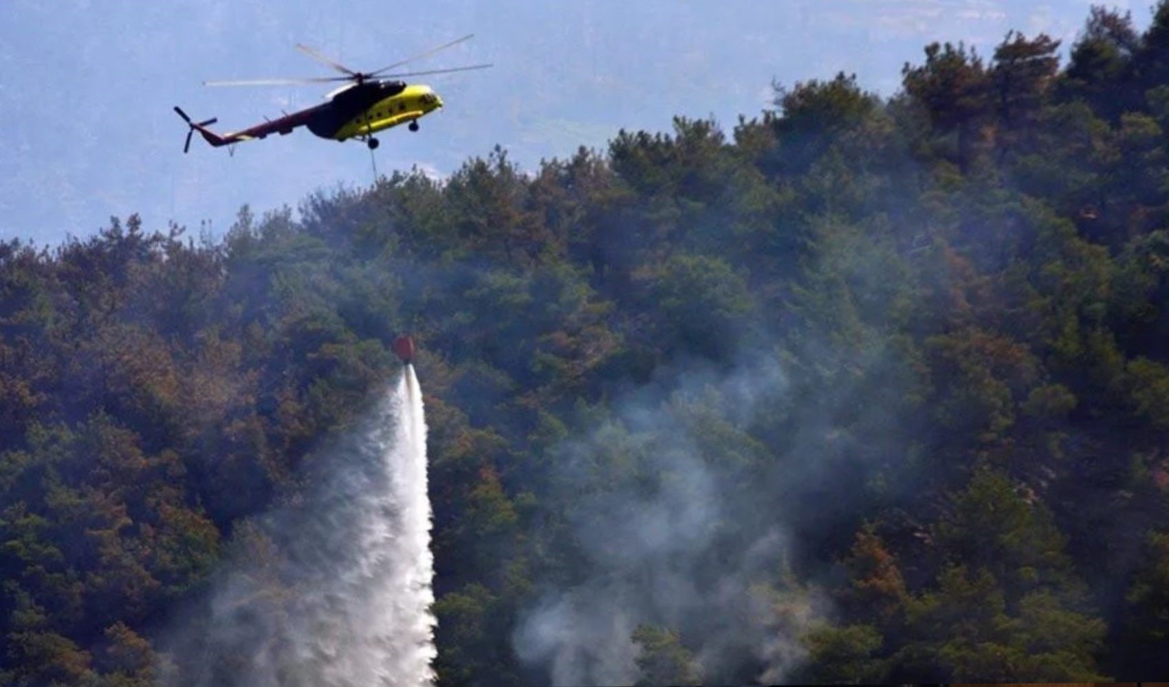 Adana'da yangın söndürme helikopteri göle düştü: Mürettebat yüzerek kurtuldu