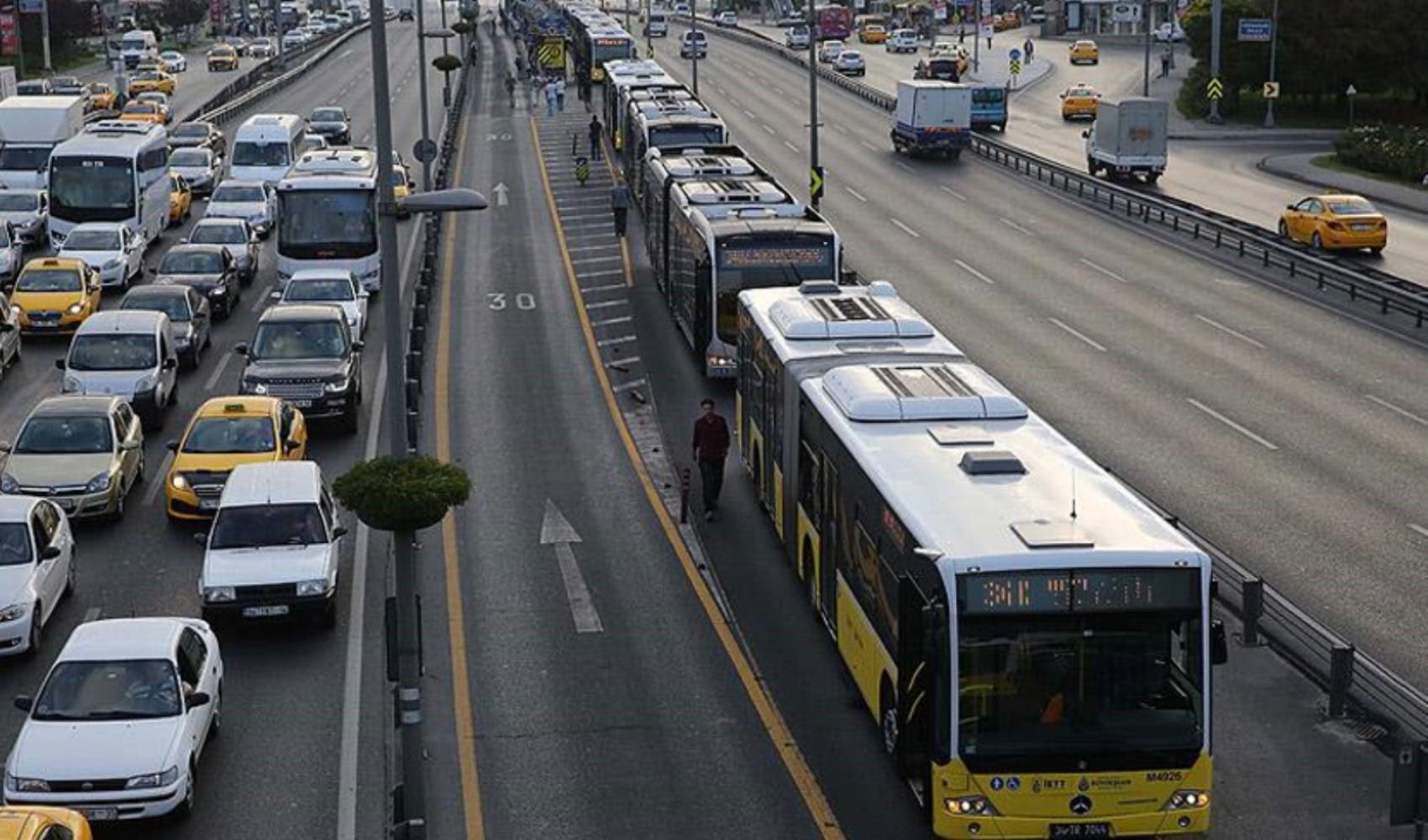 Bir metrobüs durağı daha kapanıyor