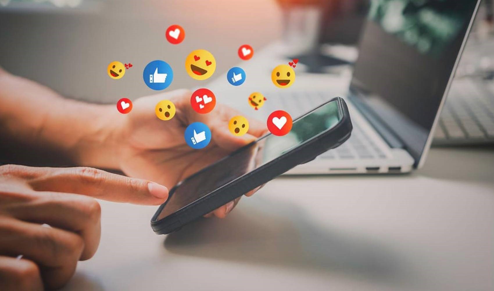 Attenzione ai post umoristici sui social media: rischiate la reclusione o una multa