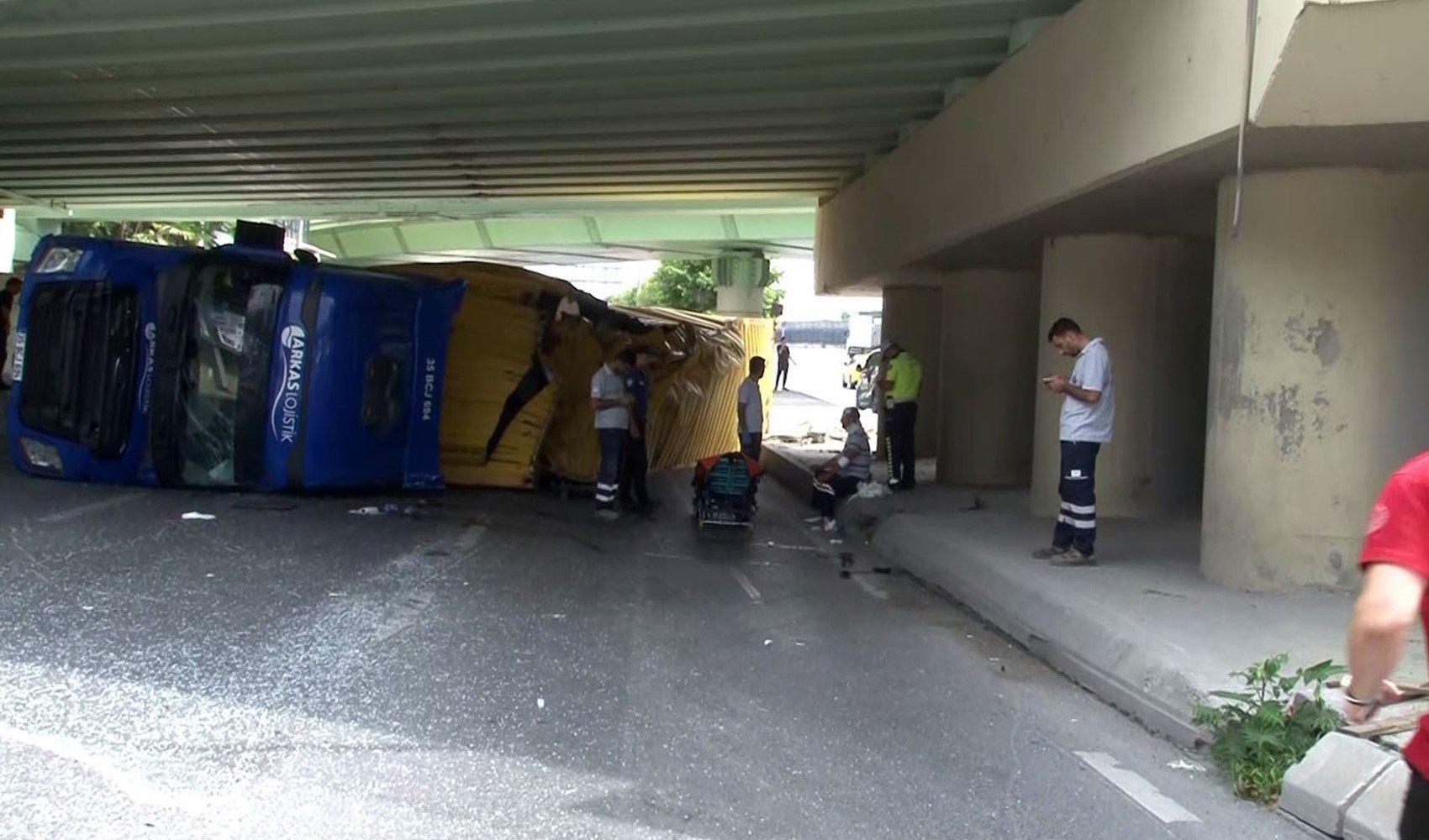 Bakırköy’de üst geçide çarpan TIR, İETT otobüsünün üzerine devrildi: Yaralılar var