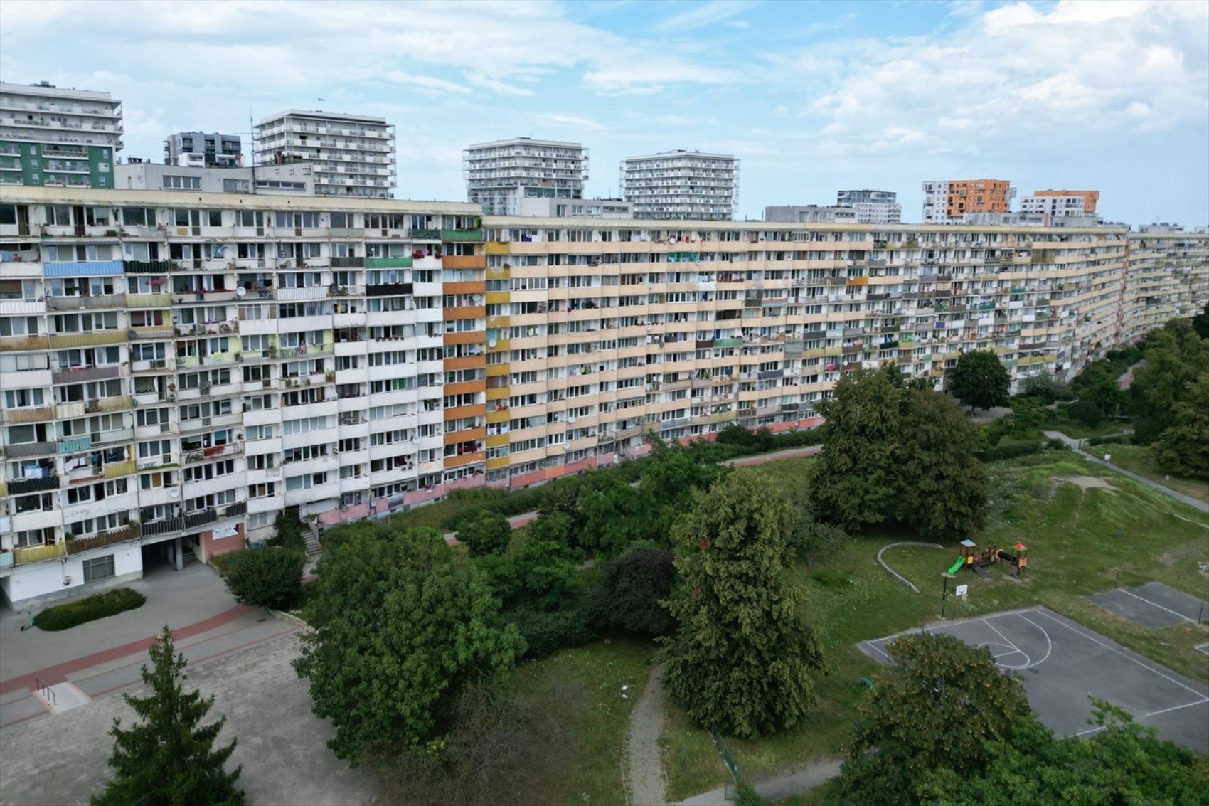 Il secondo edificio residenziale più lungo d'Europa: 800 metri di lunghezza, 6 mila abitanti