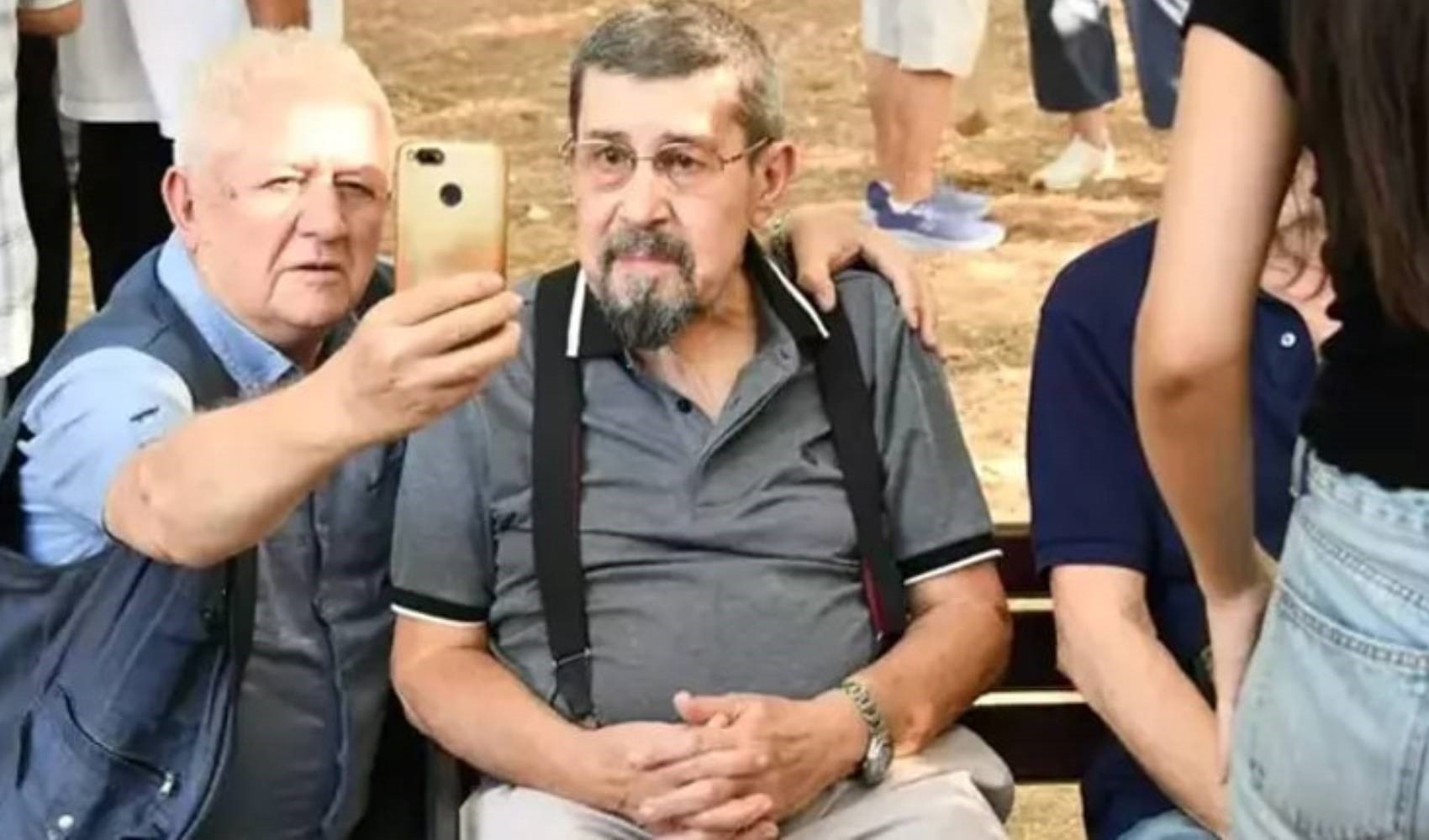 Cihat Tamer'in oğlunun cenazesinde selfie rezaleti