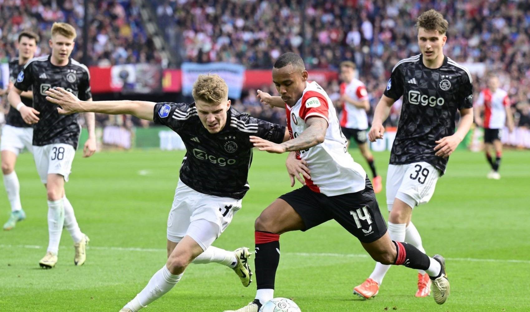 Hollanda'da polisler greve gitti, Feyenoord - Ajax derbisi ertelendi