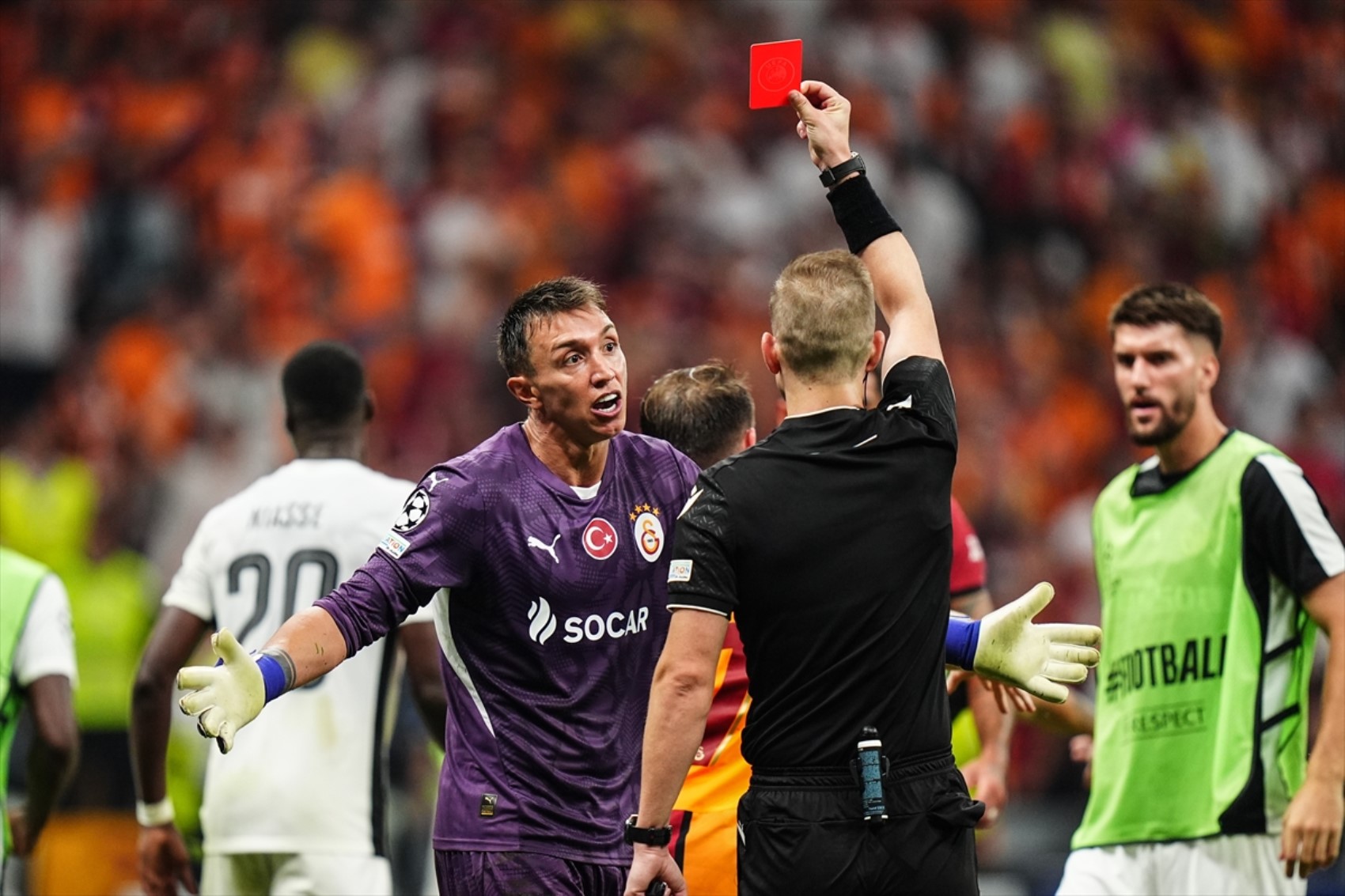 UEFA harekete geçti: Fernando Muslera'ya büyük ceza yolda