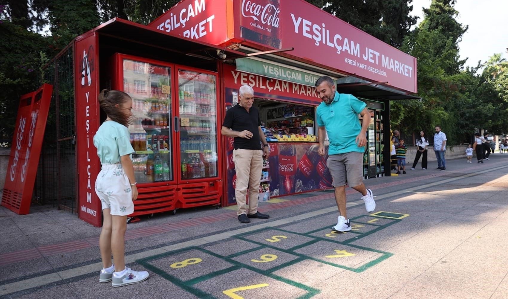 Büfenin önüne çizdiği seksek herkesi çocukluğuna götürdü