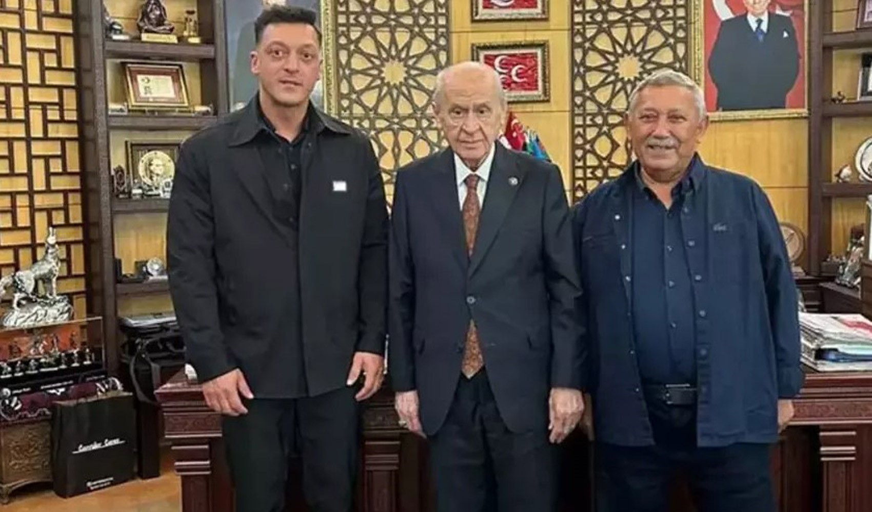 Önce camiyi temizledi ardından Bahçeli'yi ziyaret etti: Mesut Özil o soruyu sordurdu